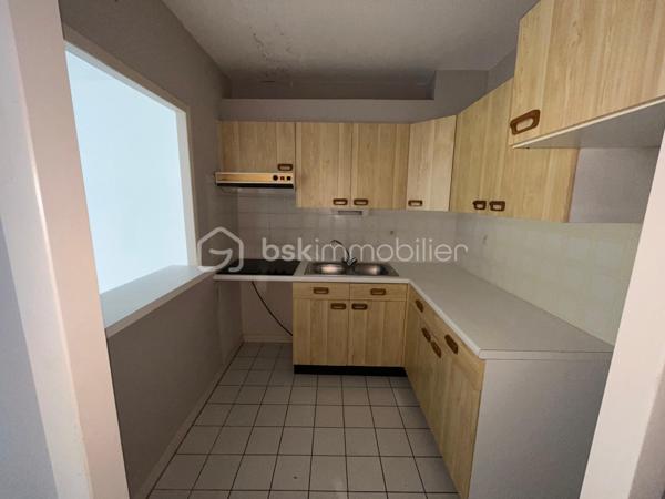 Appartement de type 3 situé au rez-de-chaussée d'une copropriété en bon état, comprenant:
Entrée de 5,79 m², séjour de 31,32 m² sur terrasse, cuisine semi-ouverte de 4,77 m² , 2 chambres de 9,80 et 9,11 m² avec accès sur terrasse, salle d'eau de 3,76 m² et WC séparé de 1,50 m², placard. 
Cave de 3,04 m² et garage de 16 m².
Proche centre, gare et plage.