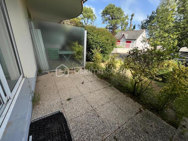 Appartement de type 3 situé au rez-de-chaussée d'une copropriété en bon état, comprenant:
Entrée de 5,79 m², séjour de 31,32 m² sur terrasse, cuisine semi-ouverte de 4,77 m² , 2 chambres de 9,80 et 9,11 m² avec accès sur terrasse, salle d'eau de 3,76 m² et WC séparé de 1,50 m², placard. 
Cave de 3,04 m² et garage de 16 m².
Proche centre, gare et plage.