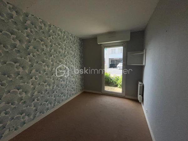 Appartement de type 3 situé au rez-de-chaussée d'une copropriété en bon état, comprenant:
Entrée de 5,79 m², séjour de 31,32 m² sur terrasse, cuisine semi-ouverte de 4,77 m² , 2 chambres de 9,80 et 9,11 m² avec accès sur terrasse, salle d'eau de 3,76 m² et WC séparé de 1,50 m², placard. 
Cave de 3,04 m² et garage de 16 m².
Proche centre, gare et plage.