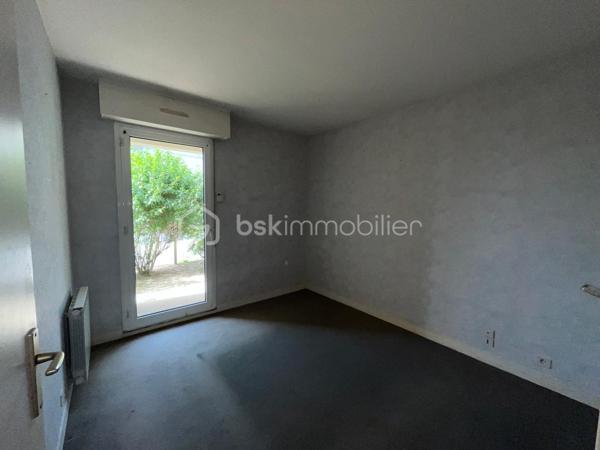 Appartement de type 3 situé au rez-de-chaussée d'une copropriété en bon état, comprenant:
Entrée de 5,79 m², séjour de 31,32 m² sur terrasse, cuisine semi-ouverte de 4,77 m² , 2 chambres de 9,80 et 9,11 m² avec accès sur terrasse, salle d'eau de 3,76 m² et WC séparé de 1,50 m², placard. 
Cave de 3,04 m² et garage de 16 m².
Proche centre, gare et plage.