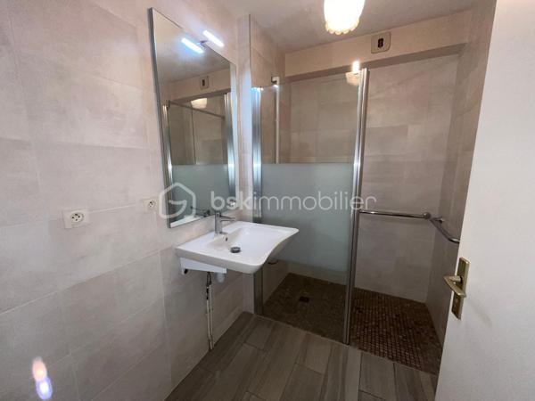 Appartement de type 3 situé au rez-de-chaussée d'une copropriété en bon état, comprenant:
Entrée de 5,79 m², séjour de 31,32 m² sur terrasse, cuisine semi-ouverte de 4,77 m² , 2 chambres de 9,80 et 9,11 m² avec accès sur terrasse, salle d'eau de 3,76 m² et WC séparé de 1,50 m², placard. 
Cave de 3,04 m² et garage de 16 m².
Proche centre, gare et plage.
