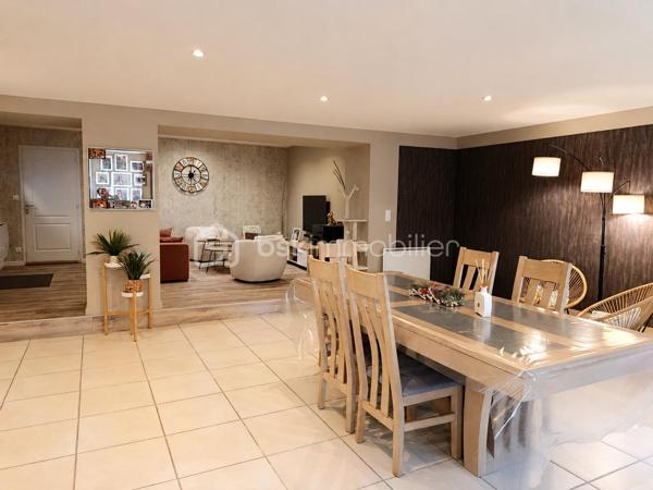 Maison tres bien décorée en plein coeur de Commer !
entre laval et mayenne elle se compose d'une tres belle piece de vie de plus de 53m2, wc, cuisine équipée / aménagée.
A l'etage deux chambres dont une avec placard, une salle de bain avec baignoire et douche, wc,
Au dernier etage une suite parentale (chambre, dressing, salle d'eau).

Terrain sans vis à vis, pas tres grand mais plûtot tres sympa, un grand garage avec un espace buanderie.
Nettoyage de la façade recemment effectué.