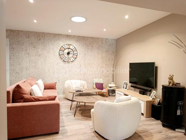 Maison tres bien décorée en plein coeur de Commer !
entre laval et mayenne elle se compose d'une tres belle piece de vie de plus de 53m2, wc, cuisine équipée / aménagée.
A l'etage deux chambres dont une avec placard, une salle de bain avec baignoire et douche, wc,
Au dernier etage une suite parentale (chambre, dressing, salle d'eau).

Terrain sans vis à vis, pas tres grand mais plûtot tres sympa, un grand garage avec un espace buanderie.
Nettoyage de la façade recemment effectué.