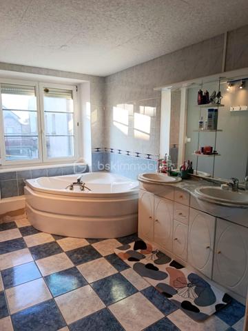 Maison tres bien décorée en plein coeur de Commer !
entre laval et mayenne elle se compose d'une tres belle piece de vie de plus de 53m2, wc, cuisine équipée / aménagée.
A l'etage deux chambres dont une avec placard, une salle de bain avec baignoire et douche, wc,
Au dernier etage une suite parentale (chambre, dressing, salle d'eau).

Terrain sans vis à vis, pas tres grand mais plûtot tres sympa, un grand garage avec un espace buanderie.
Nettoyage de la façade recemment effectué.