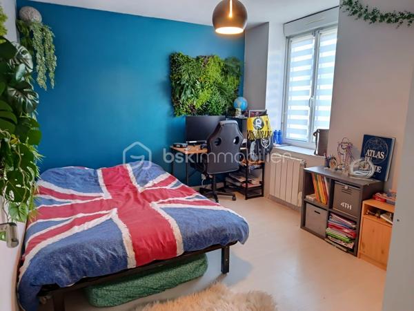 Maison tres bien décorée en plein coeur de Commer !
entre laval et mayenne elle se compose d'une tres belle piece de vie de plus de 53m2, wc, cuisine équipée / aménagée.
A l'etage deux chambres dont une avec placard, une salle de bain avec baignoire et douche, wc,
Au dernier etage une suite parentale (chambre, dressing, salle d'eau).

Terrain sans vis à vis, pas tres grand mais plûtot tres sympa, un grand garage avec un espace buanderie.
Nettoyage de la façade recemment effectué.