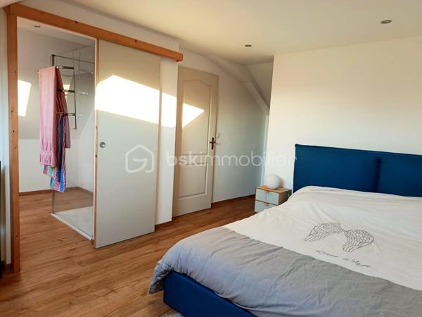Maison tres bien décorée en plein coeur de Commer !
entre laval et mayenne elle se compose d'une tres belle piece de vie de plus de 53m2, wc, cuisine équipée / aménagée.
A l'etage deux chambres dont une avec placard, une salle de bain avec baignoire et douche, wc,
Au dernier etage une suite parentale (chambre, dressing, salle d'eau).

Terrain sans vis à vis, pas tres grand mais plûtot tres sympa, un grand garage avec un espace buanderie.
Nettoyage de la façade recemment effectué.