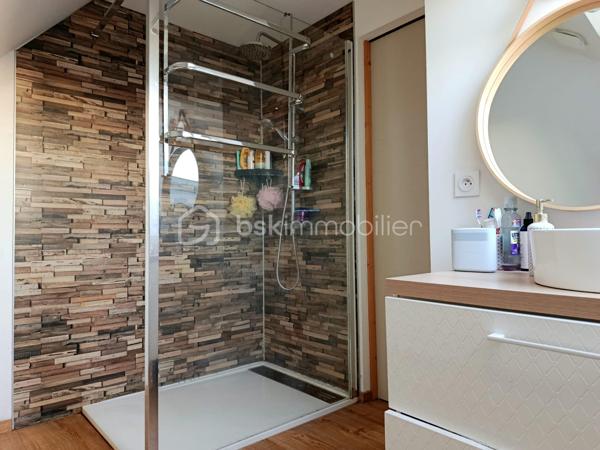 Maison tres bien décorée en plein coeur de Commer !
entre laval et mayenne elle se compose d'une tres belle piece de vie de plus de 53m2, wc, cuisine équipée / aménagée.
A l'etage deux chambres dont une avec placard, une salle de bain avec baignoire et douche, wc,
Au dernier etage une suite parentale (chambre, dressing, salle d'eau).

Terrain sans vis à vis, pas tres grand mais plûtot tres sympa, un grand garage avec un espace buanderie.
Nettoyage de la façade recemment effectué.