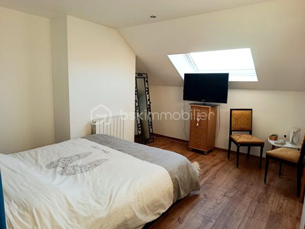 Maison tres bien décorée en plein coeur de Commer !
entre laval et mayenne elle se compose d'une tres belle piece de vie de plus de 53m2, wc, cuisine équipée / aménagée.
A l'etage deux chambres dont une avec placard, une salle de bain avec baignoire et douche, wc,
Au dernier etage une suite parentale (chambre, dressing, salle d'eau).

Terrain sans vis à vis, pas tres grand mais plûtot tres sympa, un grand garage avec un espace buanderie.
Nettoyage de la façade recemment effectué.