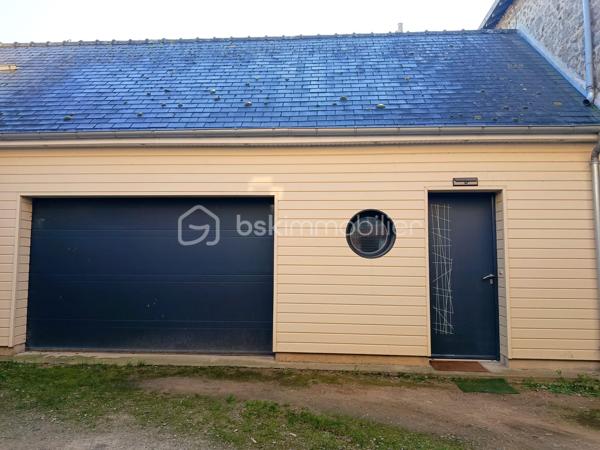 Maison tres bien décorée en plein coeur de Commer !
entre laval et mayenne elle se compose d'une tres belle piece de vie de plus de 53m2, wc, cuisine équipée / aménagée.
A l'etage deux chambres dont une avec placard, une salle de bain avec baignoire et douche, wc,
Au dernier etage une suite parentale (chambre, dressing, salle d'eau).

Terrain sans vis à vis, pas tres grand mais plûtot tres sympa, un grand garage avec un espace buanderie.
Nettoyage de la façade recemment effectué.