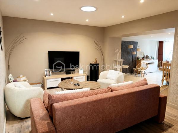 Maison tres bien décorée en plein coeur de Commer !
entre laval et mayenne elle se compose d'une tres belle piece de vie de plus de 53m2, wc, cuisine équipée / aménagée.
A l'etage deux chambres dont une avec placard, une salle de bain avec baignoire et douche, wc,
Au dernier etage une suite parentale (chambre, dressing, salle d'eau).

Terrain sans vis à vis, pas tres grand mais plûtot tres sympa, un grand garage avec un espace buanderie.
Nettoyage de la façade recemment effectué.