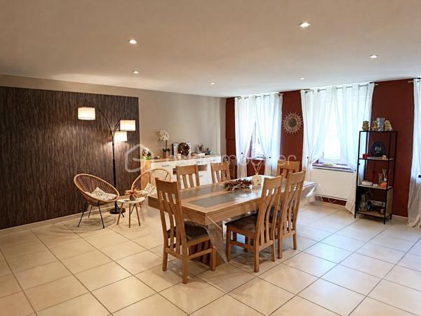 Maison tres bien décorée en plein coeur de Commer !
entre laval et mayenne elle se compose d'une tres belle piece de vie de plus de 53m2, wc, cuisine équipée / aménagée.
A l'etage deux chambres dont une avec placard, une salle de bain avec baignoire et douche, wc,
Au dernier etage une suite parentale (chambre, dressing, salle d'eau).

Terrain sans vis à vis, pas tres grand mais plûtot tres sympa, un grand garage avec un espace buanderie.
Nettoyage de la façade recemment effectué.