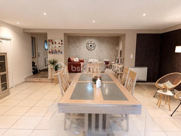 Maison tres bien décorée en plein coeur de Commer !
entre laval et mayenne elle se compose d'une tres belle piece de vie de plus de 53m2, wc, cuisine équipée / aménagée.
A l'etage deux chambres dont une avec placard, une salle de bain avec baignoire et douche, wc,
Au dernier etage une suite parentale (chambre, dressing, salle d'eau).

Terrain sans vis à vis, pas tres grand mais plûtot tres sympa, un grand garage avec un espace buanderie.
Nettoyage de la façade recemment effectué.