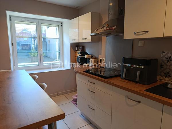 Maison tres bien décorée en plein coeur de Commer !
entre laval et mayenne elle se compose d'une tres belle piece de vie de plus de 53m2, wc, cuisine équipée / aménagée.
A l'etage deux chambres dont une avec placard, une salle de bain avec baignoire et douche, wc,
Au dernier etage une suite parentale (chambre, dressing, salle d'eau).

Terrain sans vis à vis, pas tres grand mais plûtot tres sympa, un grand garage avec un espace buanderie.
Nettoyage de la façade recemment effectué.
