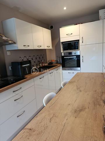 Maison tres bien décorée en plein coeur de Commer !
entre laval et mayenne elle se compose d'une tres belle piece de vie de plus de 53m2, wc, cuisine équipée / aménagée.
A l'etage deux chambres dont une avec placard, une salle de bain avec baignoire et douche, wc,
Au dernier etage une suite parentale (chambre, dressing, salle d'eau).

Terrain sans vis à vis, pas tres grand mais plûtot tres sympa, un grand garage avec un espace buanderie.
Nettoyage de la façade recemment effectué.
