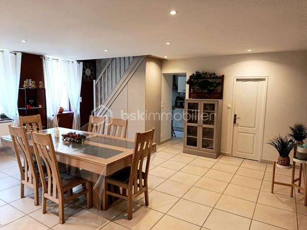 Maison tres bien décorée en plein coeur de Commer !
entre laval et mayenne elle se compose d'une tres belle piece de vie de plus de 53m2, wc, cuisine équipée / aménagée.
A l'etage deux chambres dont une avec placard, une salle de bain avec baignoire et douche, wc,
Au dernier etage une suite parentale (chambre, dressing, salle d'eau).

Terrain sans vis à vis, pas tres grand mais plûtot tres sympa, un grand garage avec un espace buanderie.
Nettoyage de la façade recemment effectué.