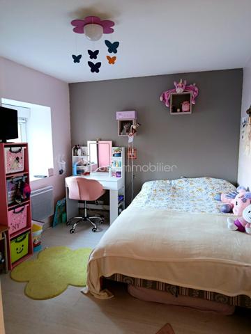 Maison tres bien décorée en plein coeur de Commer !
entre laval et mayenne elle se compose d'une tres belle piece de vie de plus de 53m2, wc, cuisine équipée / aménagée.
A l'etage deux chambres dont une avec placard, une salle de bain avec baignoire et douche, wc,
Au dernier etage une suite parentale (chambre, dressing, salle d'eau).

Terrain sans vis à vis, pas tres grand mais plûtot tres sympa, un grand garage avec un espace buanderie.
Nettoyage de la façade recemment effectué.