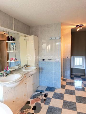 Maison tres bien décorée en plein coeur de Commer !
entre laval et mayenne elle se compose d'une tres belle piece de vie de plus de 53m2, wc, cuisine équipée / aménagée.
A l'etage deux chambres dont une avec placard, une salle de bain avec baignoire et douche, wc,
Au dernier etage une suite parentale (chambre, dressing, salle d'eau).

Terrain sans vis à vis, pas tres grand mais plûtot tres sympa, un grand garage avec un espace buanderie.
Nettoyage de la façade recemment effectué.