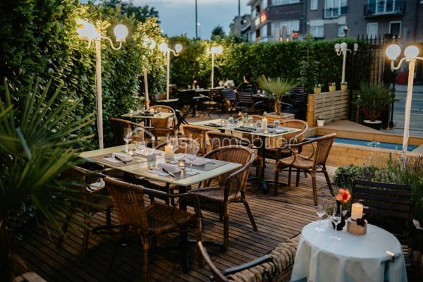 A vendre (cause retraite) Bar Restaurant Crêperie Chambres d'Hôtes, situé dans une commune à 3km de la mer (Erquy Sables d'Or les Pins).
Cet établissement de caractère 50 couverts intérieur 25 couverts terrasse vous propose des repas du midi, le soir également pendant la saison.
Clientèle locale existante, touristique pendant la saison avec 4 chambres d'Hôtes.
Menu le midi, Bar, jeux.
Endroit très agréable pour passer un bon moment, au calme, paisible et proche des plages.
Très bonne qualité de vie.
Appartement d'environ 100m2 à l'étage , bail 3/6/9 le tout 1505e TTC de loyer.
Affaire avec CA existant qui peut être développer .
Si vous recherchez dans ce secteur, vous pouvez me contacter au 0610586227 Hervé Lorans BSKimmobilier