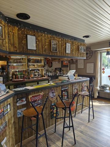 A vendre (cause retraite) Bar Restaurant Crêperie Chambres d'Hôtes, situé dans une commune à 3km de la mer (Erquy Sables d'Or les Pins).
Cet établissement de caractère 50 couverts intérieur 25 couverts terrasse vous propose des repas du midi, le soir également pendant la saison.
Clientèle locale existante, touristique pendant la saison avec 4 chambres d'Hôtes.
Menu le midi, Bar, jeux.
Endroit très agréable pour passer un bon moment, au calme, paisible et proche des plages.
Très bonne qualité de vie.
Appartement d'environ 100m2 à l'étage , bail 3/6/9 le tout 1505e TTC de loyer.
Affaire avec CA existant qui peut être développer .
Si vous recherchez dans ce secteur, vous pouvez me contacter au 0610586227 Hervé Lorans BSKimmobilier