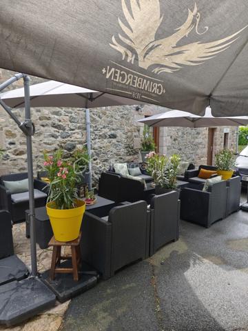 A vendre (cause retraite) Bar Restaurant Crêperie Chambres d'Hôtes, situé dans une commune à 3km de la mer (Erquy Sables d'Or les Pins).
Cet établissement de caractère 50 couverts intérieur 25 couverts terrasse vous propose des repas du midi, le soir également pendant la saison.
Clientèle locale existante, touristique pendant la saison avec 4 chambres d'Hôtes.
Menu le midi, Bar, jeux.
Endroit très agréable pour passer un bon moment, au calme, paisible et proche des plages.
Très bonne qualité de vie.
Appartement d'environ 100m2 à l'étage , bail 3/6/9 le tout 1505e TTC de loyer.
Affaire avec CA existant qui peut être développer .
Si vous recherchez dans ce secteur, vous pouvez me contacter au 0610586227 Hervé Lorans BSKimmobilier