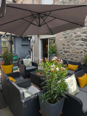 A vendre (cause retraite) Bar Restaurant Crêperie Chambres d'Hôtes, situé dans une commune à 3km de la mer (Erquy Sables d'Or les Pins).
Cet établissement de caractère 50 couverts intérieur 25 couverts terrasse vous propose des repas du midi, le soir également pendant la saison.
Clientèle locale existante, touristique pendant la saison avec 4 chambres d'Hôtes.
Menu le midi, Bar, jeux.
Endroit très agréable pour passer un bon moment, au calme, paisible et proche des plages.
Très bonne qualité de vie.
Appartement d'environ 100m2 à l'étage , bail 3/6/9 le tout 1505e TTC de loyer.
Affaire avec CA existant qui peut être développer .
Si vous recherchez dans ce secteur, vous pouvez me contacter au 0610586227 Hervé Lorans BSKimmobilier