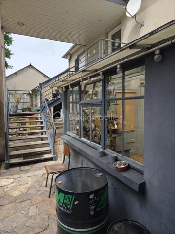 A vendre (cause retraite) Bar Restaurant Crêperie Chambres d'Hôtes, situé dans une commune à 3km de la mer (Erquy Sables d'Or les Pins).
Cet établissement de caractère 50 couverts intérieur 25 couverts terrasse vous propose des repas du midi, le soir également pendant la saison.
Clientèle locale existante, touristique pendant la saison avec 4 chambres d'Hôtes.
Menu le midi, Bar, jeux.
Endroit très agréable pour passer un bon moment, au calme, paisible et proche des plages.
Très bonne qualité de vie.
Appartement d'environ 100m2 à l'étage , bail 3/6/9 le tout 1505e TTC de loyer.
Affaire avec CA existant qui peut être développer .
Si vous recherchez dans ce secteur, vous pouvez me contacter au 0610586227 Hervé Lorans BSKimmobilier