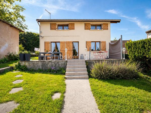 Située à Marly-la-Ville, cette maison individuelle de 93 m² sur un terrain d’environ 300 m² offre un cadre de vie pratique et agréable au quotidien.

Au rez-de-chaussée : Pièce de vie avec séjour / salle à manger, Cuisine aménagée et équipée, 1 chambre (idéal bureau ou chambre de plain-pied), Salle d’eau, WC.

À l’étage : 3 belles chambres avec rangements, Salle de bains avec WC.

Extérieurs : Jardin et terrasse, Garage, Possibilité de stationner plusieurs véhicules dans l’allée.

Emplacement : Accès rapide aux axes routiers, Proche de l’aéroport Charles-de-Gaulle, Environnement calme et pratique.

Maison bien agencée, idéale pour une famille, avec possibilité de vie de plain-pied.

Contactez moi pour plus d’informations ou pour organiser une visite.