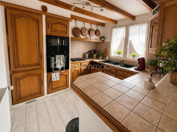 Située à Marly-la-Ville, cette maison individuelle de 93 m² sur un terrain d’environ 300 m² offre un cadre de vie pratique et agréable au quotidien.

Au rez-de-chaussée : Pièce de vie avec séjour / salle à manger, Cuisine aménagée et équipée, 1 chambre (idéal bureau ou chambre de plain-pied), Salle d’eau, WC.

À l’étage : 3 belles chambres avec rangements, Salle de bains avec WC.

Extérieurs : Jardin et terrasse, Garage, Possibilité de stationner plusieurs véhicules dans l’allée.

Emplacement : Accès rapide aux axes routiers, Proche de l’aéroport Charles-de-Gaulle, Environnement calme et pratique.

Maison bien agencée, idéale pour une famille, avec possibilité de vie de plain-pied.

Contactez moi pour plus d’informations ou pour organiser une visite.