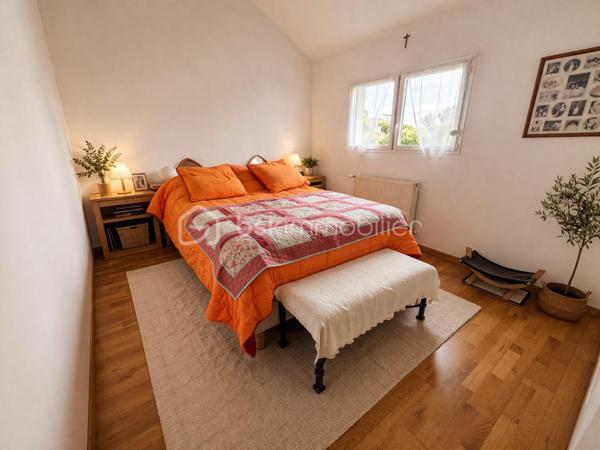 Située à Marly-la-Ville, cette maison individuelle de 93 m² sur un terrain d’environ 300 m² offre un cadre de vie pratique et agréable au quotidien.

Au rez-de-chaussée : Pièce de vie avec séjour / salle à manger, Cuisine aménagée et équipée, 1 chambre (idéal bureau ou chambre de plain-pied), Salle d’eau, WC.

À l’étage : 3 belles chambres avec rangements, Salle de bains avec WC.

Extérieurs : Jardin et terrasse, Garage, Possibilité de stationner plusieurs véhicules dans l’allée.

Emplacement : Accès rapide aux axes routiers, Proche de l’aéroport Charles-de-Gaulle, Environnement calme et pratique.

Maison bien agencée, idéale pour une famille, avec possibilité de vie de plain-pied.

Contactez moi pour plus d’informations ou pour organiser une visite.