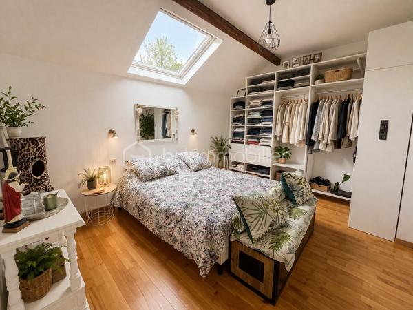 Située à Marly-la-Ville, cette maison individuelle de 93 m² sur un terrain d’environ 300 m² offre un cadre de vie pratique et agréable au quotidien.

Au rez-de-chaussée : Pièce de vie avec séjour / salle à manger, Cuisine aménagée et équipée, 1 chambre (idéal bureau ou chambre de plain-pied), Salle d’eau, WC.

À l’étage : 3 belles chambres avec rangements, Salle de bains avec WC.

Extérieurs : Jardin et terrasse, Garage, Possibilité de stationner plusieurs véhicules dans l’allée.

Emplacement : Accès rapide aux axes routiers, Proche de l’aéroport Charles-de-Gaulle, Environnement calme et pratique.

Maison bien agencée, idéale pour une famille, avec possibilité de vie de plain-pied.

Contactez moi pour plus d’informations ou pour organiser une visite.
