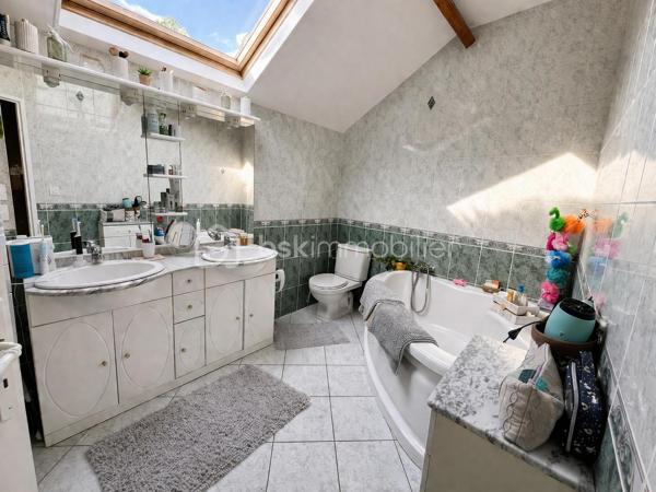 Située à Marly-la-Ville, cette maison individuelle de 93 m² sur un terrain d’environ 300 m² offre un cadre de vie pratique et agréable au quotidien.

Au rez-de-chaussée : Pièce de vie avec séjour / salle à manger, Cuisine aménagée et équipée, 1 chambre (idéal bureau ou chambre de plain-pied), Salle d’eau, WC.

À l’étage : 3 belles chambres avec rangements, Salle de bains avec WC.

Extérieurs : Jardin et terrasse, Garage, Possibilité de stationner plusieurs véhicules dans l’allée.

Emplacement : Accès rapide aux axes routiers, Proche de l’aéroport Charles-de-Gaulle, Environnement calme et pratique.

Maison bien agencée, idéale pour une famille, avec possibilité de vie de plain-pied.

Contactez moi pour plus d’informations ou pour organiser une visite.
