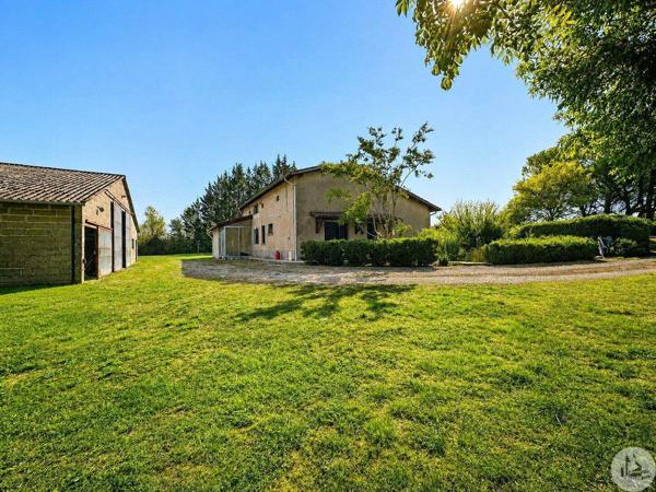 Maison avec dépendances et piscine