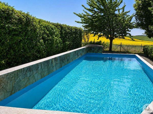 Maison avec dépendances et piscine