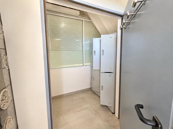 Local/bureau à vendre 150 M2 quai de déchargement, jardin VILLELAURE (84)