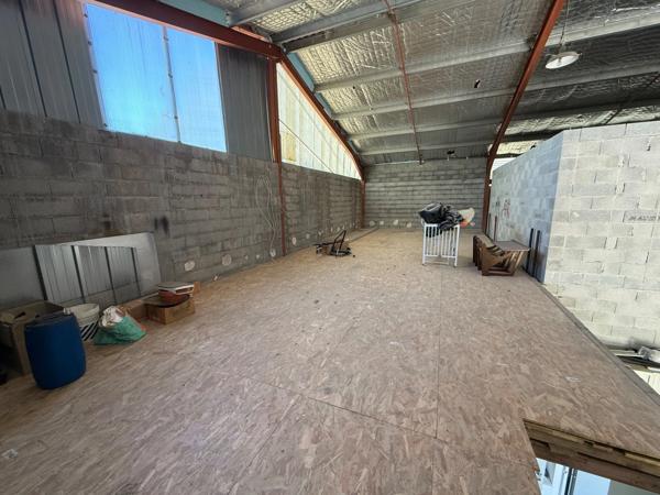 Local/bureau à vendre 150 M2 quai de déchargement, jardin VILLELAURE (84)