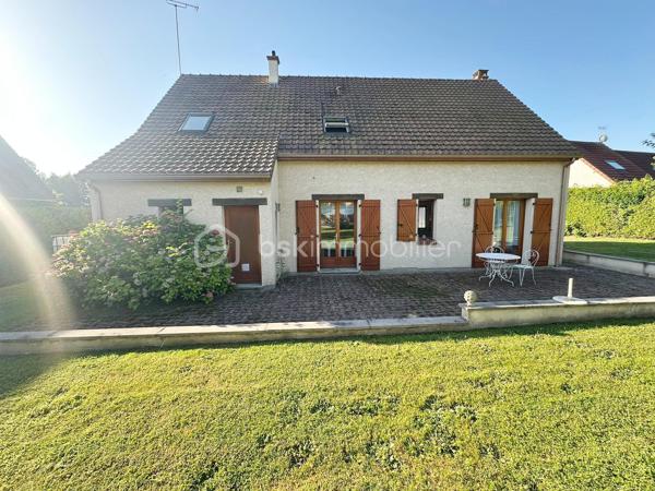 Située dans un environnement paisible, cette charmante maison de 102 m² habitables, avec un potentiel d'aménagement portant la surface à 122 m², saura séduire les familles à la recherche d'espace et de tranquillité.

Implantée sur un magnifique terrain plat de plus de 1 000 m², elle bénéficie d'une grande terrasse de plus de 40 m², idéale pour profiter des beaux jours et des repas en extérieur. Le jardin, agrémenté de plusieurs arbres fruitiers (pommiers, cerisiers et pruniers), offre un cadre de vie agréable et verdoyant.

À l'avant de la maison, un vaste espace permet de stationner facilement au moins deux véhicules. Un garage complète ce bien et peut accueillir une voiture, voire deux petits véhicules.

Au rez-de-chaussée :

Une chambre avec salle d'eau attenante,
Un WC indépendant,
Une belle pièce de vie lumineuse comprenant salon et salle à manger,
Une cuisine équipée ouverte avec bar, conviviale et fonctionnelle le tout sur plus de 40m2 !

À l'étage :

Deux chambres,
Un bureau idéal pour le télétravail ou une chambre d'appoint,
Une salle de bain avec WC,
Une pièce d'environ 20 m² à terminer selon vos envies : suite parentale, salle de jeux, atelier, bureau ou chambre supplémentaire.

Les atouts :
✔ Environnement calme
✔ Terrain plat de plus de 1 000 m²
✔ Grande terrasse de plus de 40 m²
✔ Jardin arboré avec arbres fruitiers
✔ Stationnement aisé et garage
✔ Potentiel d'agrandissement à 122 m² habitables

Une maison offrant confort, espace et potentiel d'évolution. À découvrir sans tarder !

Visite en le soir et weekend uniquement.