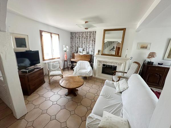 Située dans un environnement paisible, cette charmante maison de 102 m² habitables, avec un potentiel d'aménagement portant la surface à 122 m², saura séduire les familles à la recherche d'espace et de tranquillité.

Implantée sur un magnifique terrain plat de plus de 1 000 m², elle bénéficie d'une grande terrasse de plus de 40 m², idéale pour profiter des beaux jours et des repas en extérieur. Le jardin, agrémenté de plusieurs arbres fruitiers (pommiers, cerisiers et pruniers), offre un cadre de vie agréable et verdoyant.

À l'avant de la maison, un vaste espace permet de stationner facilement au moins deux véhicules. Un garage complète ce bien et peut accueillir une voiture, voire deux petits véhicules.

Au rez-de-chaussée :

Une chambre avec salle d'eau attenante,
Un WC indépendant,
Une belle pièce de vie lumineuse comprenant salon et salle à manger,
Une cuisine équipée ouverte avec bar, conviviale et fonctionnelle le tout sur plus de 40m2 !

À l'étage :

Deux chambres,
Un bureau idéal pour le télétravail ou une chambre d'appoint,
Une salle de bain avec WC,
Une pièce d'environ 20 m² à terminer selon vos envies : suite parentale, salle de jeux, atelier, bureau ou chambre supplémentaire.

Les atouts :
✔ Environnement calme
✔ Terrain plat de plus de 1 000 m²
✔ Grande terrasse de plus de 40 m²
✔ Jardin arboré avec arbres fruitiers
✔ Stationnement aisé et garage
✔ Potentiel d'agrandissement à 122 m² habitables

Une maison offrant confort, espace et potentiel d'évolution. À découvrir sans tarder !

Visite en le soir et weekend uniquement.