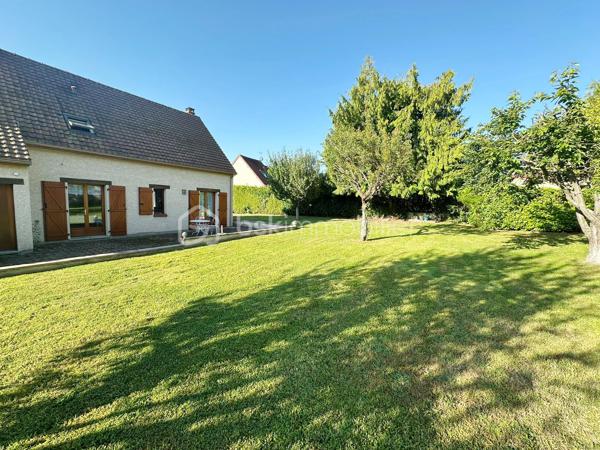 Située dans un environnement paisible, cette charmante maison de 102 m² habitables, avec un potentiel d'aménagement portant la surface à 122 m², saura séduire les familles à la recherche d'espace et de tranquillité.

Implantée sur un magnifique terrain plat de plus de 1 000 m², elle bénéficie d'une grande terrasse de plus de 40 m², idéale pour profiter des beaux jours et des repas en extérieur. Le jardin, agrémenté de plusieurs arbres fruitiers (pommiers, cerisiers et pruniers), offre un cadre de vie agréable et verdoyant.

À l'avant de la maison, un vaste espace permet de stationner facilement au moins deux véhicules. Un garage complète ce bien et peut accueillir une voiture, voire deux petits véhicules.

Au rez-de-chaussée :

Une chambre avec salle d'eau attenante,
Un WC indépendant,
Une belle pièce de vie lumineuse comprenant salon et salle à manger,
Une cuisine équipée ouverte avec bar, conviviale et fonctionnelle le tout sur plus de 40m2 !

À l'étage :

Deux chambres,
Un bureau idéal pour le télétravail ou une chambre d'appoint,
Une salle de bain avec WC,
Une pièce d'environ 20 m² à terminer selon vos envies : suite parentale, salle de jeux, atelier, bureau ou chambre supplémentaire.

Les atouts :
✔ Environnement calme
✔ Terrain plat de plus de 1 000 m²
✔ Grande terrasse de plus de 40 m²
✔ Jardin arboré avec arbres fruitiers
✔ Stationnement aisé et garage
✔ Potentiel d'agrandissement à 122 m² habitables

Une maison offrant confort, espace et potentiel d'évolution. À découvrir sans tarder !

Visite en le soir et weekend uniquement.
