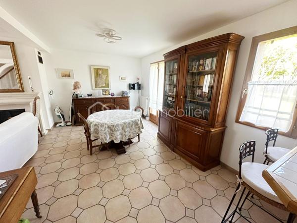 Située dans un environnement paisible, cette charmante maison de 102 m² habitables, avec un potentiel d'aménagement portant la surface à 122 m², saura séduire les familles à la recherche d'espace et de tranquillité.

Implantée sur un magnifique terrain plat de plus de 1 000 m², elle bénéficie d'une grande terrasse de plus de 40 m², idéale pour profiter des beaux jours et des repas en extérieur. Le jardin, agrémenté de plusieurs arbres fruitiers (pommiers, cerisiers et pruniers), offre un cadre de vie agréable et verdoyant.

À l'avant de la maison, un vaste espace permet de stationner facilement au moins deux véhicules. Un garage complète ce bien et peut accueillir une voiture, voire deux petits véhicules.

Au rez-de-chaussée :

Une chambre avec salle d'eau attenante,
Un WC indépendant,
Une belle pièce de vie lumineuse comprenant salon et salle à manger,
Une cuisine équipée ouverte avec bar, conviviale et fonctionnelle le tout sur plus de 40m2 !

À l'étage :

Deux chambres,
Un bureau idéal pour le télétravail ou une chambre d'appoint,
Une salle de bain avec WC,
Une pièce d'environ 20 m² à terminer selon vos envies : suite parentale, salle de jeux, atelier, bureau ou chambre supplémentaire.

Les atouts :
✔ Environnement calme
✔ Terrain plat de plus de 1 000 m²
✔ Grande terrasse de plus de 40 m²
✔ Jardin arboré avec arbres fruitiers
✔ Stationnement aisé et garage
✔ Potentiel d'agrandissement à 122 m² habitables

Une maison offrant confort, espace et potentiel d'évolution. À découvrir sans tarder !

Visite en le soir et weekend uniquement.