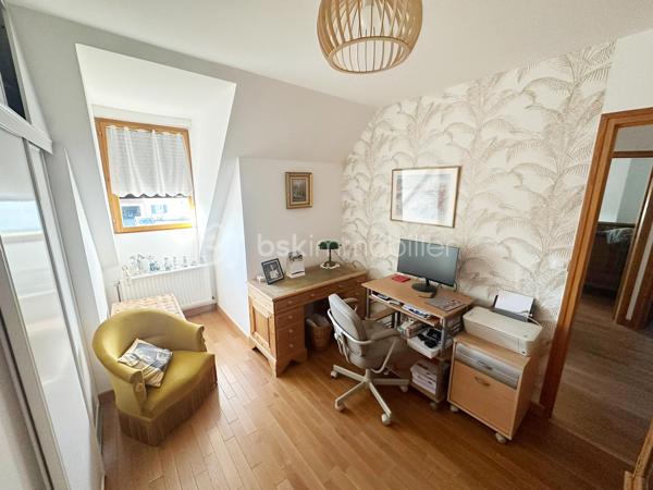 Située dans un environnement paisible, cette charmante maison de 102 m² habitables, avec un potentiel d'aménagement portant la surface à 122 m², saura séduire les familles à la recherche d'espace et de tranquillité.

Implantée sur un magnifique terrain plat de plus de 1 000 m², elle bénéficie d'une grande terrasse de plus de 40 m², idéale pour profiter des beaux jours et des repas en extérieur. Le jardin, agrémenté de plusieurs arbres fruitiers (pommiers, cerisiers et pruniers), offre un cadre de vie agréable et verdoyant.

À l'avant de la maison, un vaste espace permet de stationner facilement au moins deux véhicules. Un garage complète ce bien et peut accueillir une voiture, voire deux petits véhicules.

Au rez-de-chaussée :

Une chambre avec salle d'eau attenante,
Un WC indépendant,
Une belle pièce de vie lumineuse comprenant salon et salle à manger,
Une cuisine équipée ouverte avec bar, conviviale et fonctionnelle le tout sur plus de 40m2 !

À l'étage :

Deux chambres,
Un bureau idéal pour le télétravail ou une chambre d'appoint,
Une salle de bain avec WC,
Une pièce d'environ 20 m² à terminer selon vos envies : suite parentale, salle de jeux, atelier, bureau ou chambre supplémentaire.

Les atouts :
✔ Environnement calme
✔ Terrain plat de plus de 1 000 m²
✔ Grande terrasse de plus de 40 m²
✔ Jardin arboré avec arbres fruitiers
✔ Stationnement aisé et garage
✔ Potentiel d'agrandissement à 122 m² habitables

Une maison offrant confort, espace et potentiel d'évolution. À découvrir sans tarder !

Visite en le soir et weekend uniquement.