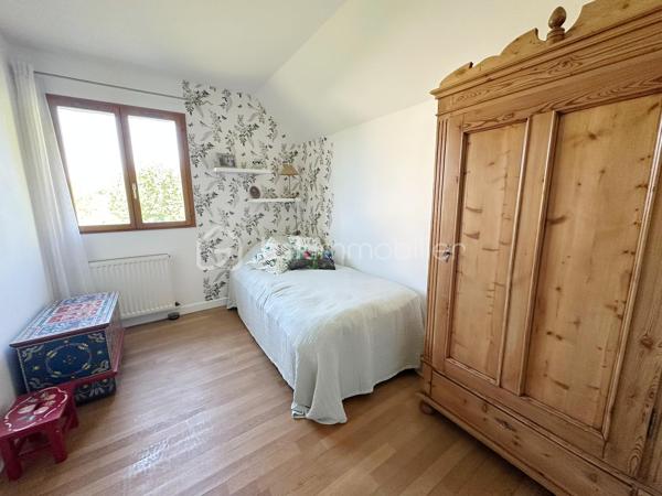 Située dans un environnement paisible, cette charmante maison de 102 m² habitables, avec un potentiel d'aménagement portant la surface à 122 m², saura séduire les familles à la recherche d'espace et de tranquillité.

Implantée sur un magnifique terrain plat de plus de 1 000 m², elle bénéficie d'une grande terrasse de plus de 40 m², idéale pour profiter des beaux jours et des repas en extérieur. Le jardin, agrémenté de plusieurs arbres fruitiers (pommiers, cerisiers et pruniers), offre un cadre de vie agréable et verdoyant.

À l'avant de la maison, un vaste espace permet de stationner facilement au moins deux véhicules. Un garage complète ce bien et peut accueillir une voiture, voire deux petits véhicules.

Au rez-de-chaussée :

Une chambre avec salle d'eau attenante,
Un WC indépendant,
Une belle pièce de vie lumineuse comprenant salon et salle à manger,
Une cuisine équipée ouverte avec bar, conviviale et fonctionnelle le tout sur plus de 40m2 !

À l'étage :

Deux chambres,
Un bureau idéal pour le télétravail ou une chambre d'appoint,
Une salle de bain avec WC,
Une pièce d'environ 20 m² à terminer selon vos envies : suite parentale, salle de jeux, atelier, bureau ou chambre supplémentaire.

Les atouts :
✔ Environnement calme
✔ Terrain plat de plus de 1 000 m²
✔ Grande terrasse de plus de 40 m²
✔ Jardin arboré avec arbres fruitiers
✔ Stationnement aisé et garage
✔ Potentiel d'agrandissement à 122 m² habitables

Une maison offrant confort, espace et potentiel d'évolution. À découvrir sans tarder !

Visite en le soir et weekend uniquement.