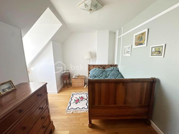 Située dans un environnement paisible, cette charmante maison de 102 m² habitables, avec un potentiel d'aménagement portant la surface à 122 m², saura séduire les familles à la recherche d'espace et de tranquillité.

Implantée sur un magnifique terrain plat de plus de 1 000 m², elle bénéficie d'une grande terrasse de plus de 40 m², idéale pour profiter des beaux jours et des repas en extérieur. Le jardin, agrémenté de plusieurs arbres fruitiers (pommiers, cerisiers et pruniers), offre un cadre de vie agréable et verdoyant.

À l'avant de la maison, un vaste espace permet de stationner facilement au moins deux véhicules. Un garage complète ce bien et peut accueillir une voiture, voire deux petits véhicules.

Au rez-de-chaussée :

Une chambre avec salle d'eau attenante,
Un WC indépendant,
Une belle pièce de vie lumineuse comprenant salon et salle à manger,
Une cuisine équipée ouverte avec bar, conviviale et fonctionnelle le tout sur plus de 40m2 !

À l'étage :

Deux chambres,
Un bureau idéal pour le télétravail ou une chambre d'appoint,
Une salle de bain avec WC,
Une pièce d'environ 20 m² à terminer selon vos envies : suite parentale, salle de jeux, atelier, bureau ou chambre supplémentaire.

Les atouts :
✔ Environnement calme
✔ Terrain plat de plus de 1 000 m²
✔ Grande terrasse de plus de 40 m²
✔ Jardin arboré avec arbres fruitiers
✔ Stationnement aisé et garage
✔ Potentiel d'agrandissement à 122 m² habitables

Une maison offrant confort, espace et potentiel d'évolution. À découvrir sans tarder !

Visite en le soir et weekend uniquement.