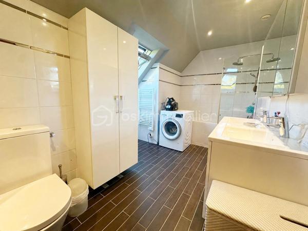 Située dans un environnement paisible, cette charmante maison de 102 m² habitables, avec un potentiel d'aménagement portant la surface à 122 m², saura séduire les familles à la recherche d'espace et de tranquillité.

Implantée sur un magnifique terrain plat de plus de 1 000 m², elle bénéficie d'une grande terrasse de plus de 40 m², idéale pour profiter des beaux jours et des repas en extérieur. Le jardin, agrémenté de plusieurs arbres fruitiers (pommiers, cerisiers et pruniers), offre un cadre de vie agréable et verdoyant.

À l'avant de la maison, un vaste espace permet de stationner facilement au moins deux véhicules. Un garage complète ce bien et peut accueillir une voiture, voire deux petits véhicules.

Au rez-de-chaussée :

Une chambre avec salle d'eau attenante,
Un WC indépendant,
Une belle pièce de vie lumineuse comprenant salon et salle à manger,
Une cuisine équipée ouverte avec bar, conviviale et fonctionnelle le tout sur plus de 40m2 !

À l'étage :

Deux chambres,
Un bureau idéal pour le télétravail ou une chambre d'appoint,
Une salle de bain avec WC,
Une pièce d'environ 20 m² à terminer selon vos envies : suite parentale, salle de jeux, atelier, bureau ou chambre supplémentaire.

Les atouts :
✔ Environnement calme
✔ Terrain plat de plus de 1 000 m²
✔ Grande terrasse de plus de 40 m²
✔ Jardin arboré avec arbres fruitiers
✔ Stationnement aisé et garage
✔ Potentiel d'agrandissement à 122 m² habitables

Une maison offrant confort, espace et potentiel d'évolution. À découvrir sans tarder !

Visite en le soir et weekend uniquement.