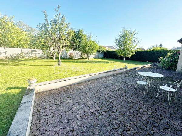 Située dans un environnement paisible, cette charmante maison de 102 m² habitables, avec un potentiel d'aménagement portant la surface à 122 m², saura séduire les familles à la recherche d'espace et de tranquillité.

Implantée sur un magnifique terrain plat de plus de 1 000 m², elle bénéficie d'une grande terrasse de plus de 40 m², idéale pour profiter des beaux jours et des repas en extérieur. Le jardin, agrémenté de plusieurs arbres fruitiers (pommiers, cerisiers et pruniers), offre un cadre de vie agréable et verdoyant.

À l'avant de la maison, un vaste espace permet de stationner facilement au moins deux véhicules. Un garage complète ce bien et peut accueillir une voiture, voire deux petits véhicules.

Au rez-de-chaussée :

Une chambre avec salle d'eau attenante,
Un WC indépendant,
Une belle pièce de vie lumineuse comprenant salon et salle à manger,
Une cuisine équipée ouverte avec bar, conviviale et fonctionnelle le tout sur plus de 40m2 !

À l'étage :

Deux chambres,
Un bureau idéal pour le télétravail ou une chambre d'appoint,
Une salle de bain avec WC,
Une pièce d'environ 20 m² à terminer selon vos envies : suite parentale, salle de jeux, atelier, bureau ou chambre supplémentaire.

Les atouts :
✔ Environnement calme
✔ Terrain plat de plus de 1 000 m²
✔ Grande terrasse de plus de 40 m²
✔ Jardin arboré avec arbres fruitiers
✔ Stationnement aisé et garage
✔ Potentiel d'agrandissement à 122 m² habitables

Une maison offrant confort, espace et potentiel d'évolution. À découvrir sans tarder !

Visite en le soir et weekend uniquement.