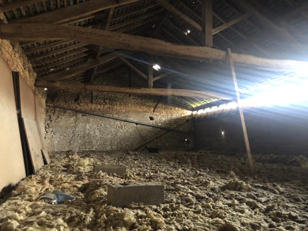 ENSEMBLE IMMOBILIER A RENOVER AVEC DEPENDANCES- Centre BOURG CHAMPIGNY EN ROCHEREAU