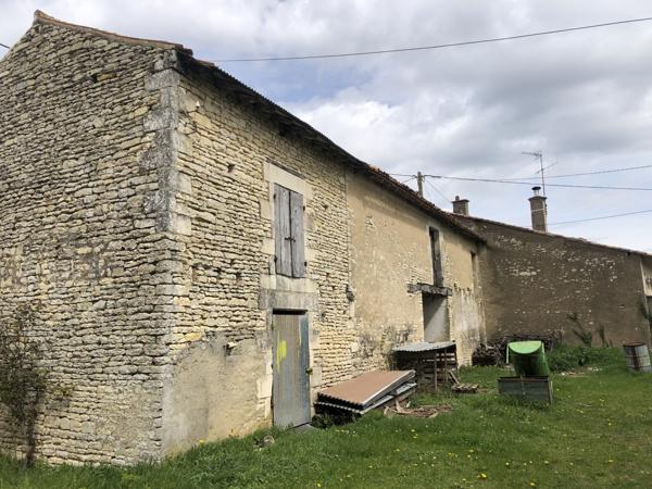 ENSEMBLE IMMOBILIER A RENOVER AVEC DEPENDANCES- Centre BOURG CHAMPIGNY EN ROCHEREAU