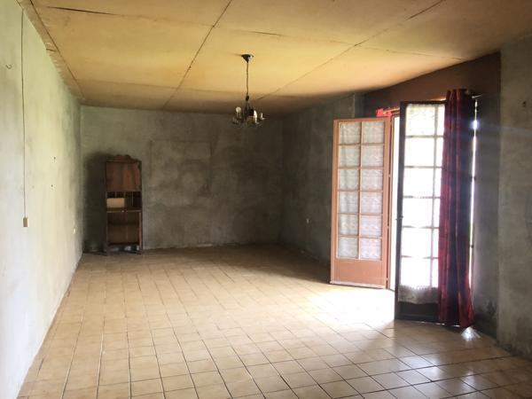 ENSEMBLE IMMOBILIER A RENOVER AVEC DEPENDANCES- Centre BOURG CHAMPIGNY EN ROCHEREAU