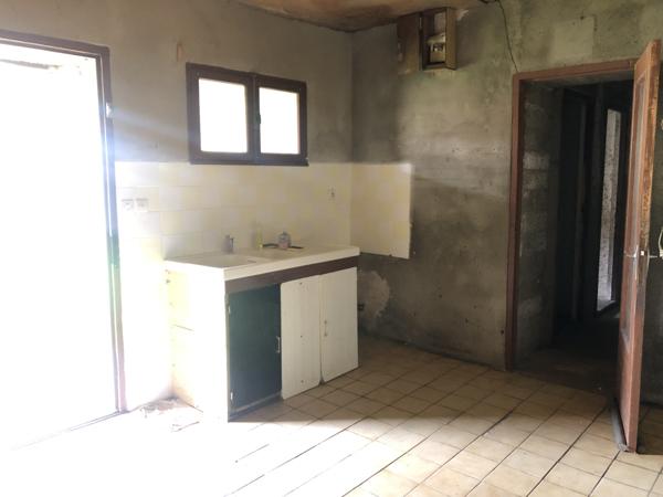 ENSEMBLE IMMOBILIER A RENOVER AVEC DEPENDANCES- Centre BOURG CHAMPIGNY EN ROCHEREAU