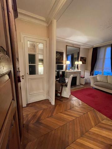 Paris (75001) PROCHE DU LOUVRE- STUDIO SPACIEUX ET LUMINEUX