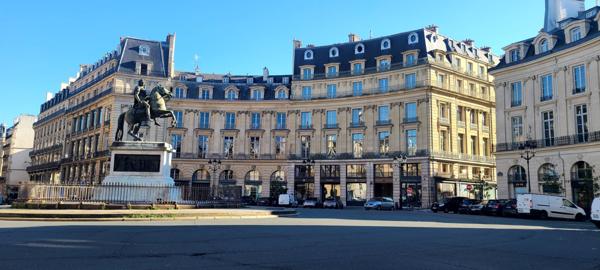 Paris (75001) PROCHE DU LOUVRE- STUDIO SPACIEUX ET LUMINEUX